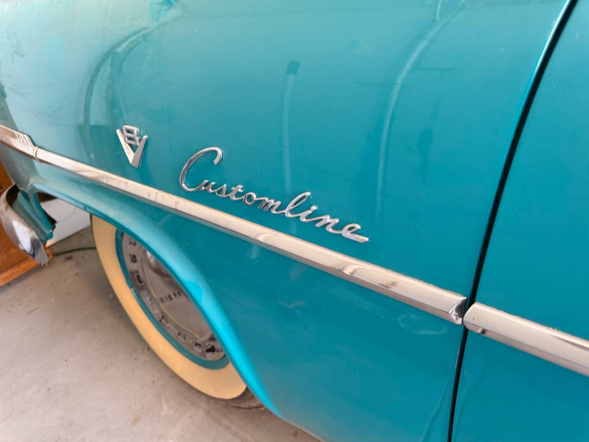Ford-custom-line-2-door-sedan-1952-green-5