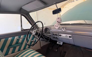 Ford-custom-line-2-door-sedan-1952-green-8