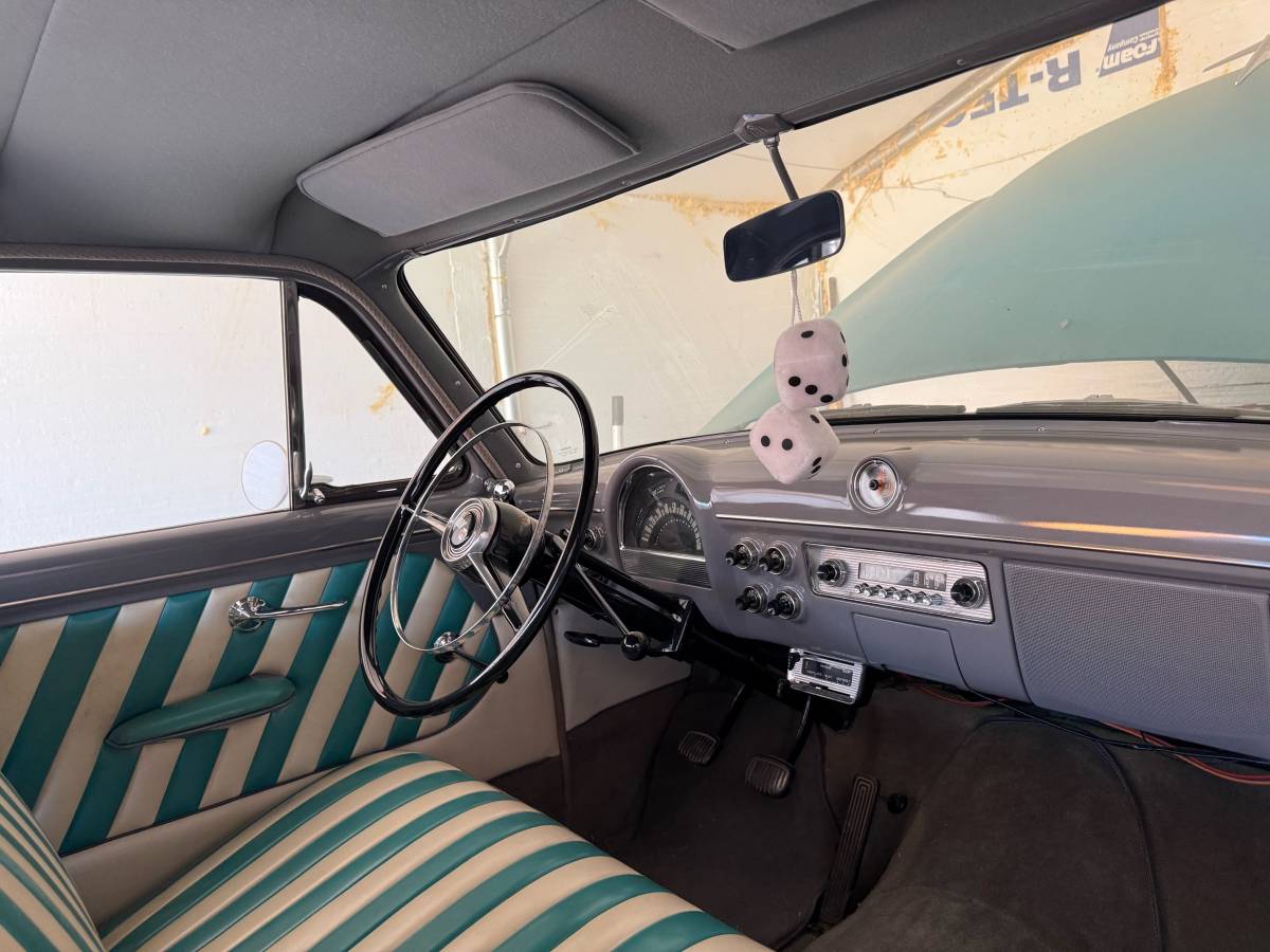Ford-custom-line-2-door-sedan-1952-green-8
