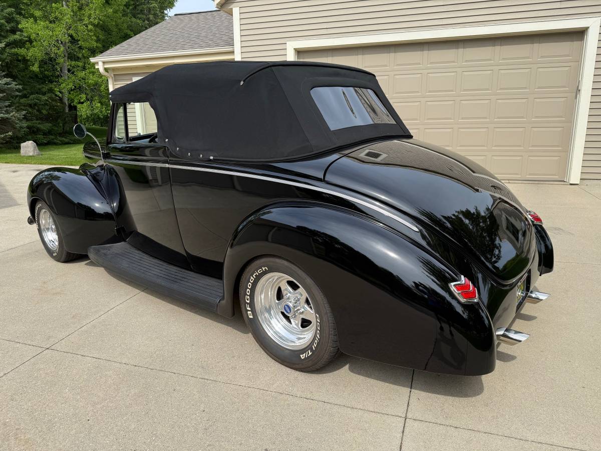 Ford-delux-convertible-1940-black-12