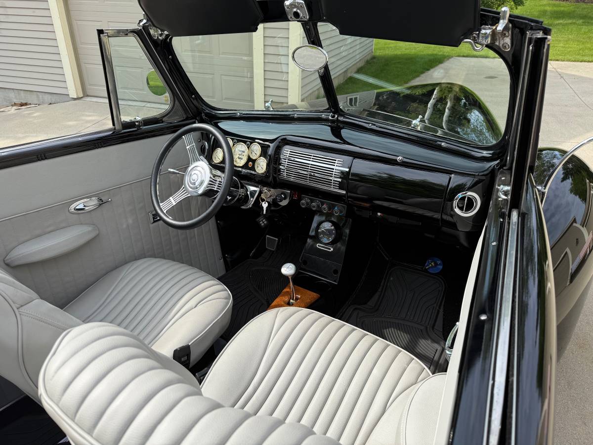 Ford-delux-convertible-1940-black-16
