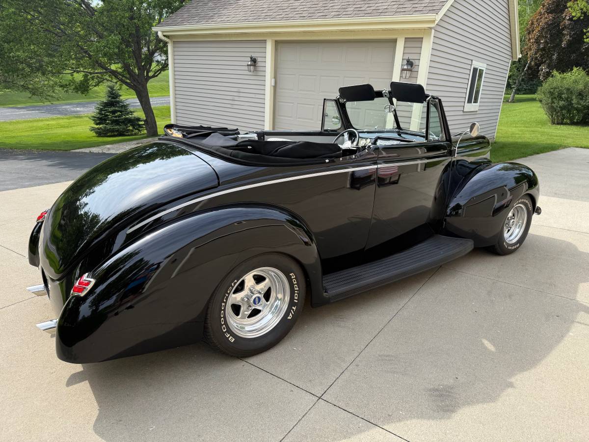Ford-delux-convertible-1940-black-3