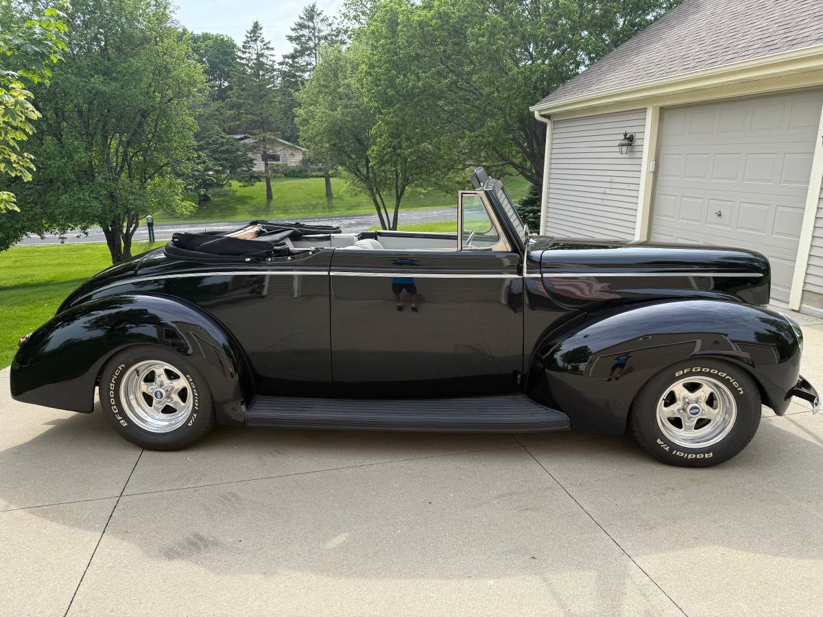 Ford-delux-convertible-1940-black-4
