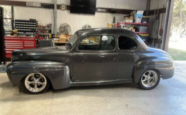 Ford-deluxe-1947-grey-1