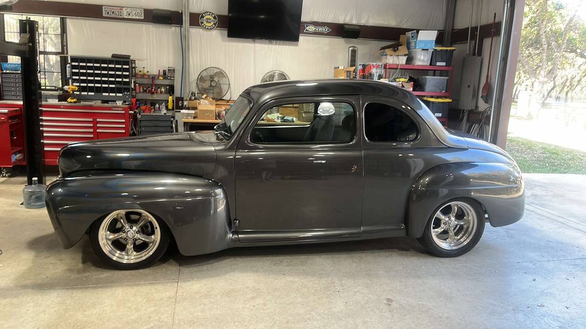 Ford-deluxe-1947-grey-1