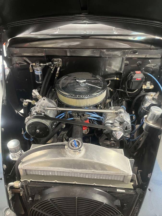 Ford-deluxe-1947-grey-13
