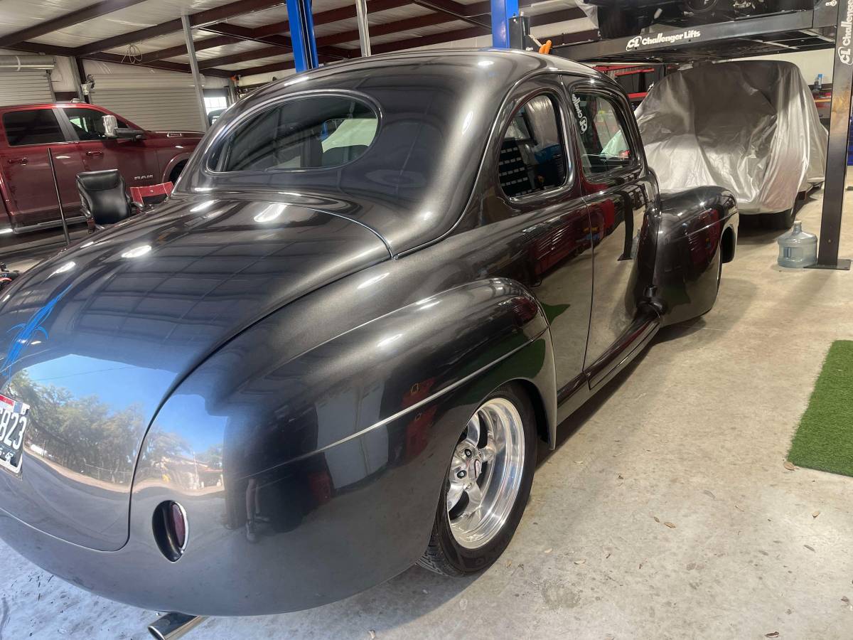 Ford-deluxe-1947-grey-3