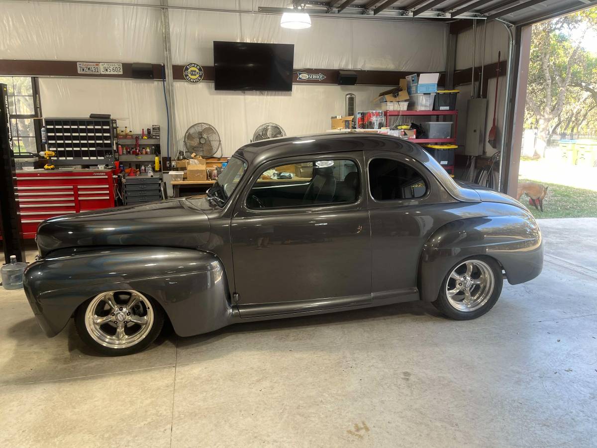 Ford-deluxe-1947-grey-8
