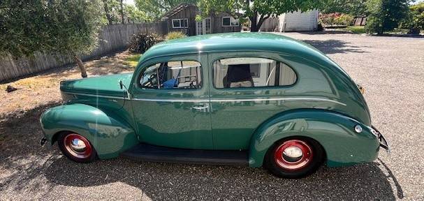 Ford-deluxe-2dr-sedan-1940-green-2