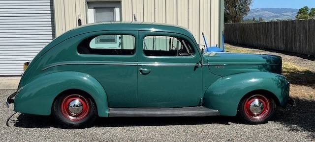 Ford-deluxe-2dr-sedan-1940-green