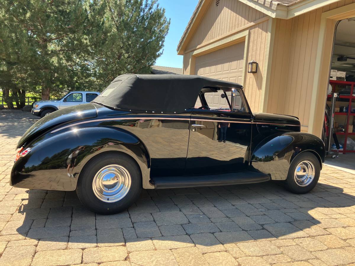 Ford-deluxe-convertible-1940-black-11