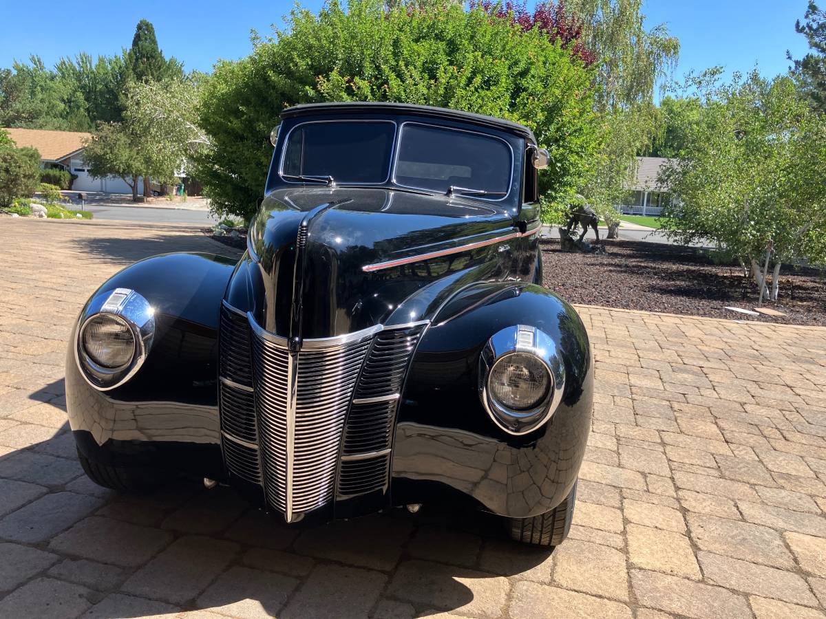 Ford-deluxe-convertible-1940-black