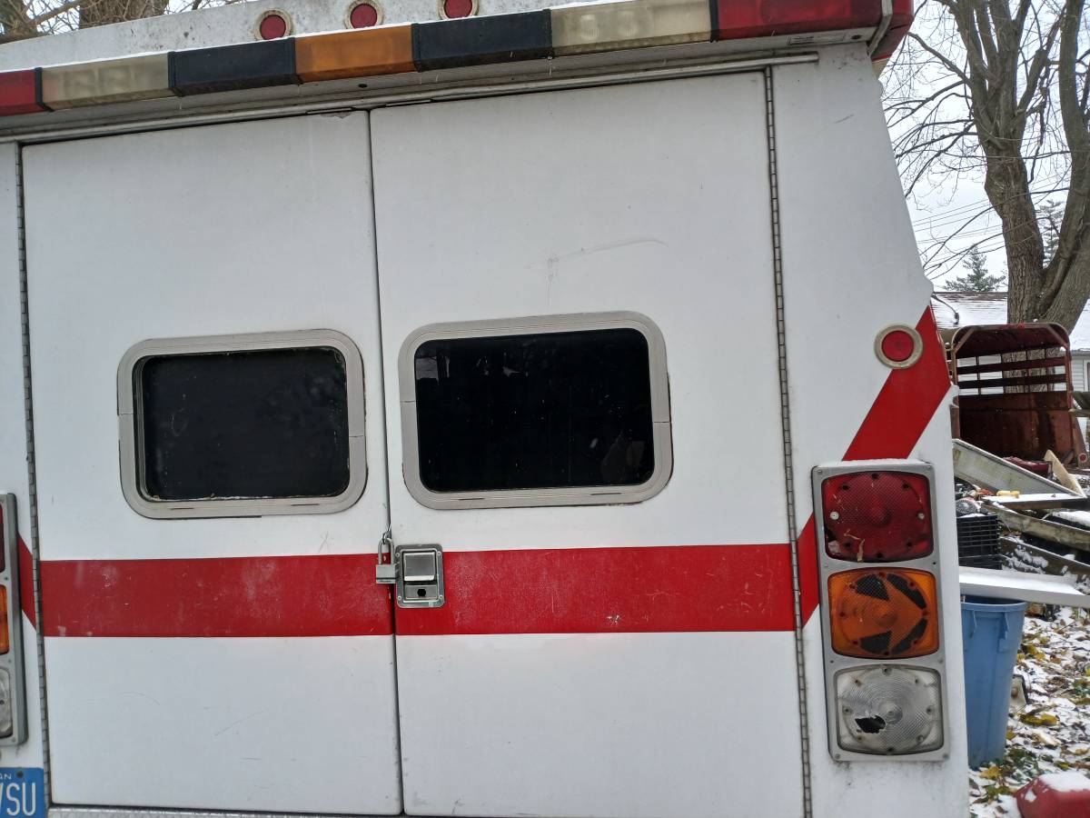 Ford-e-350-ambulance-diesel-1990-7