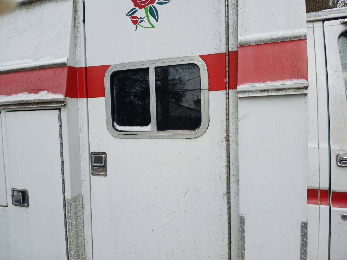 Ford-e-350-ambulance-diesel-1990