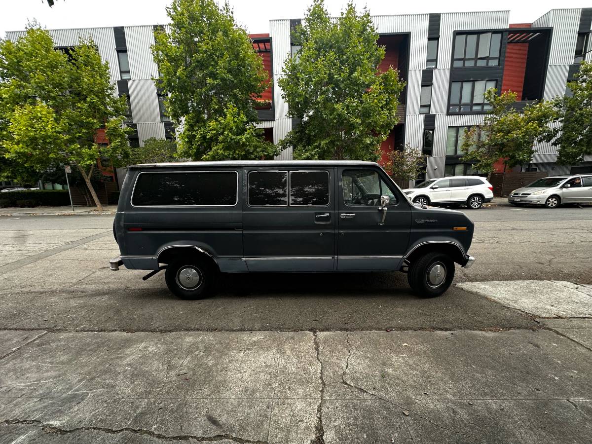 Ford-e150-7-passenger-1983-blue