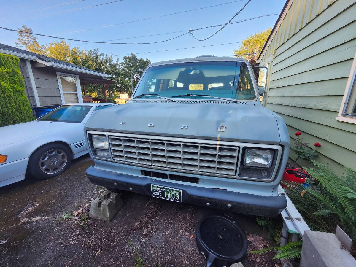 Ford-e150-club-wagon-1980-grey-1