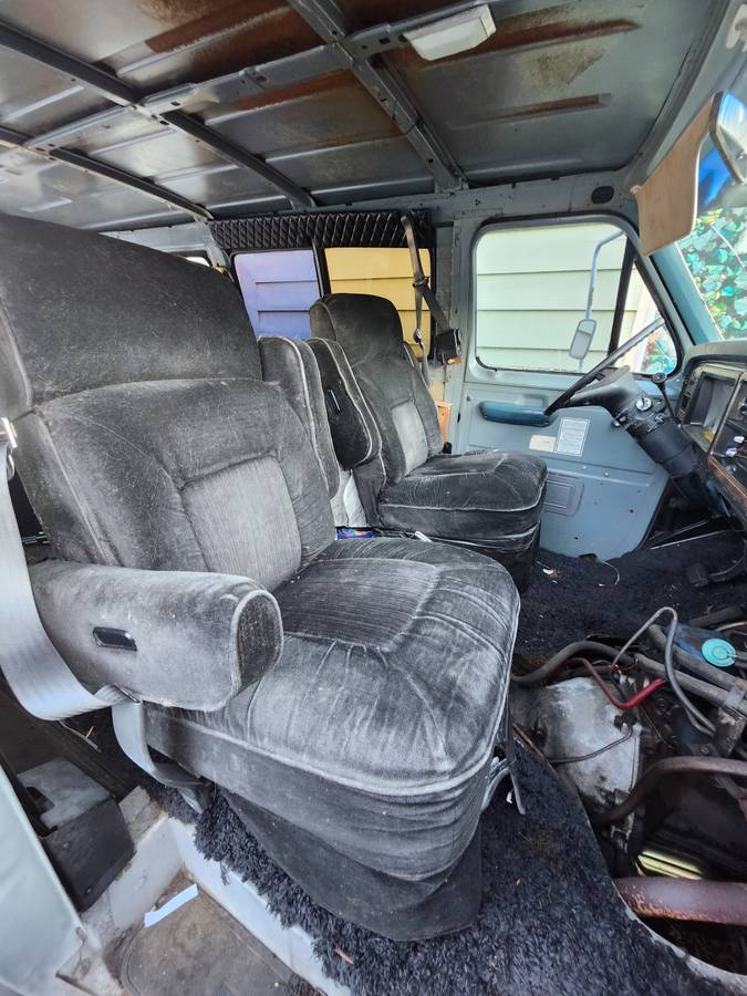 Ford-e150-club-wagon-1980-grey-11
