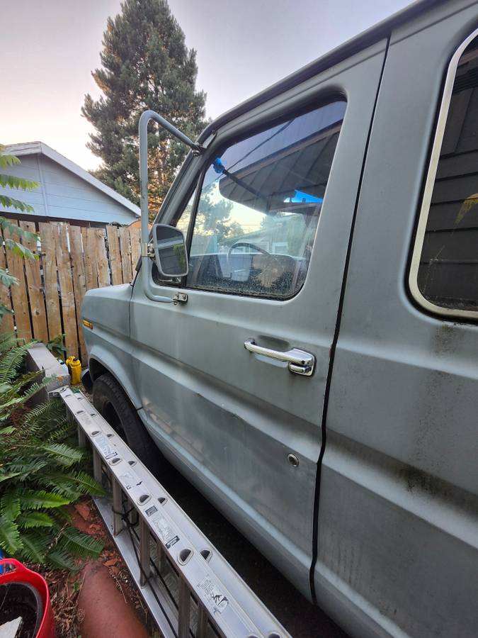 Ford-e150-club-wagon-1980-grey-14