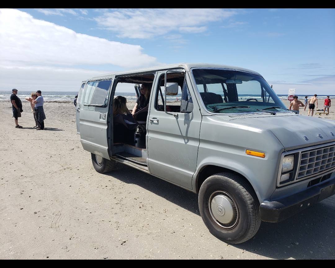 Ford-e150-club-wagon-1980-grey-9
