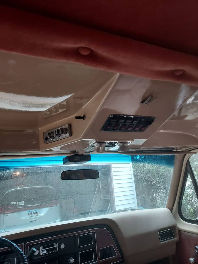 Ford-e150-conversion-van-1983-5