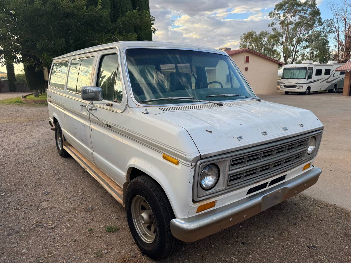Ford-econoline-1977-white-1
