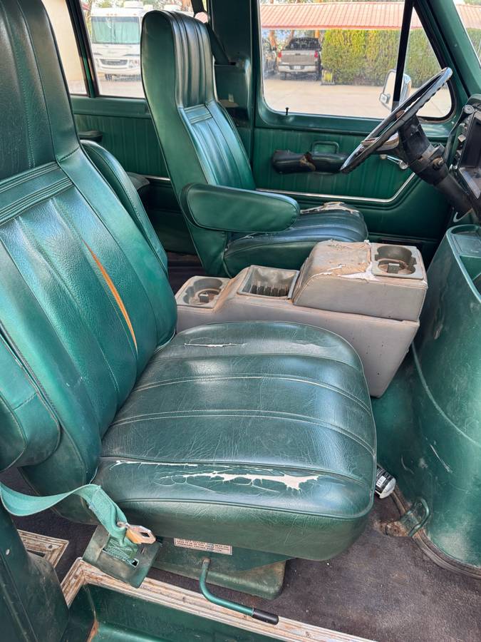 Ford-econoline-1977-white-5