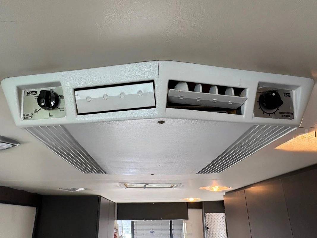 Ford-econoline-e450-cutaway-1986-16