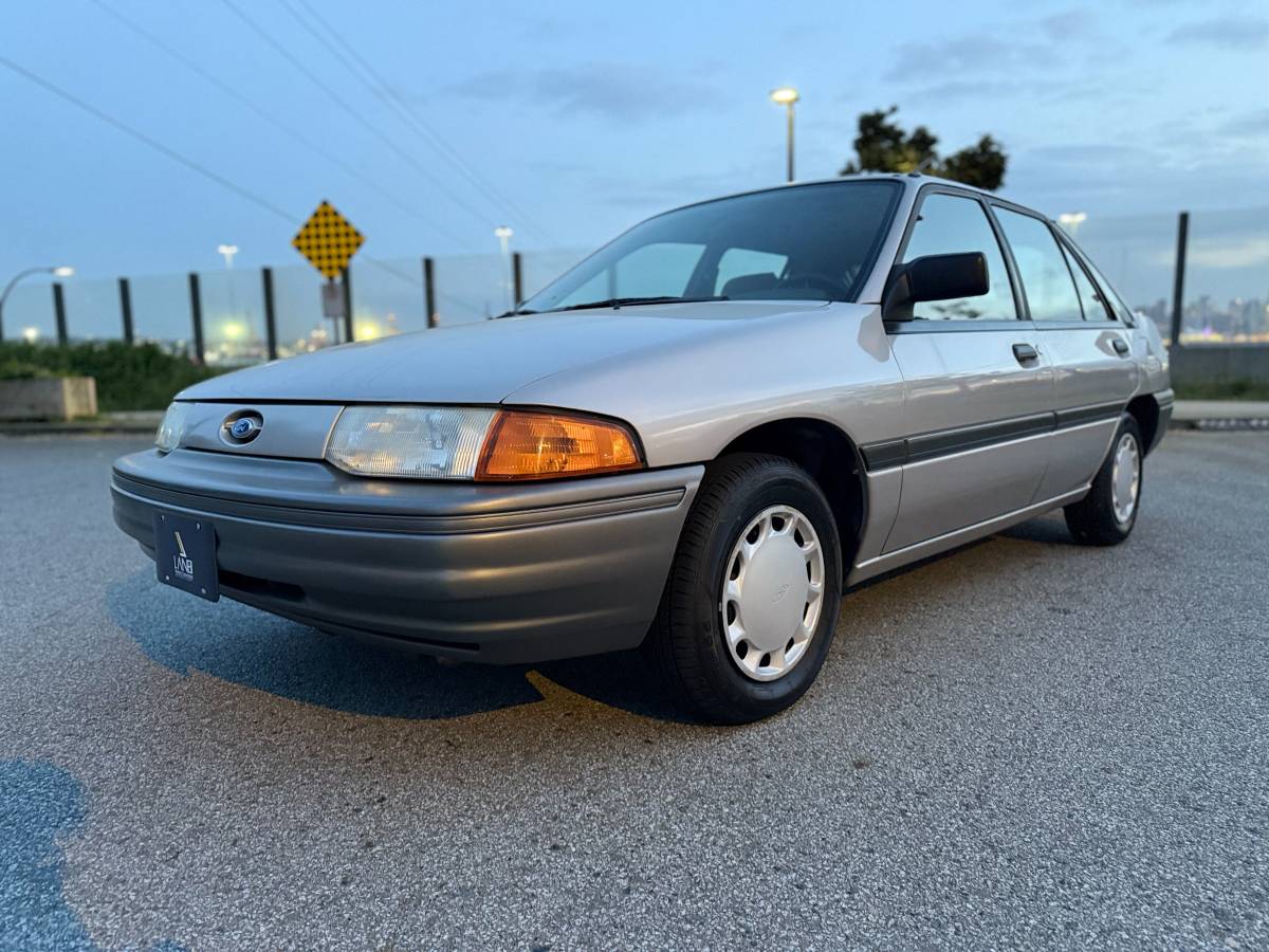 Ford-escort-lx-1991