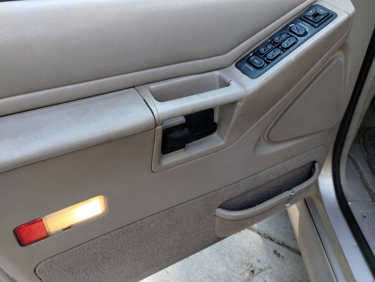 Ford-explorer-xlt-1994-custom-12