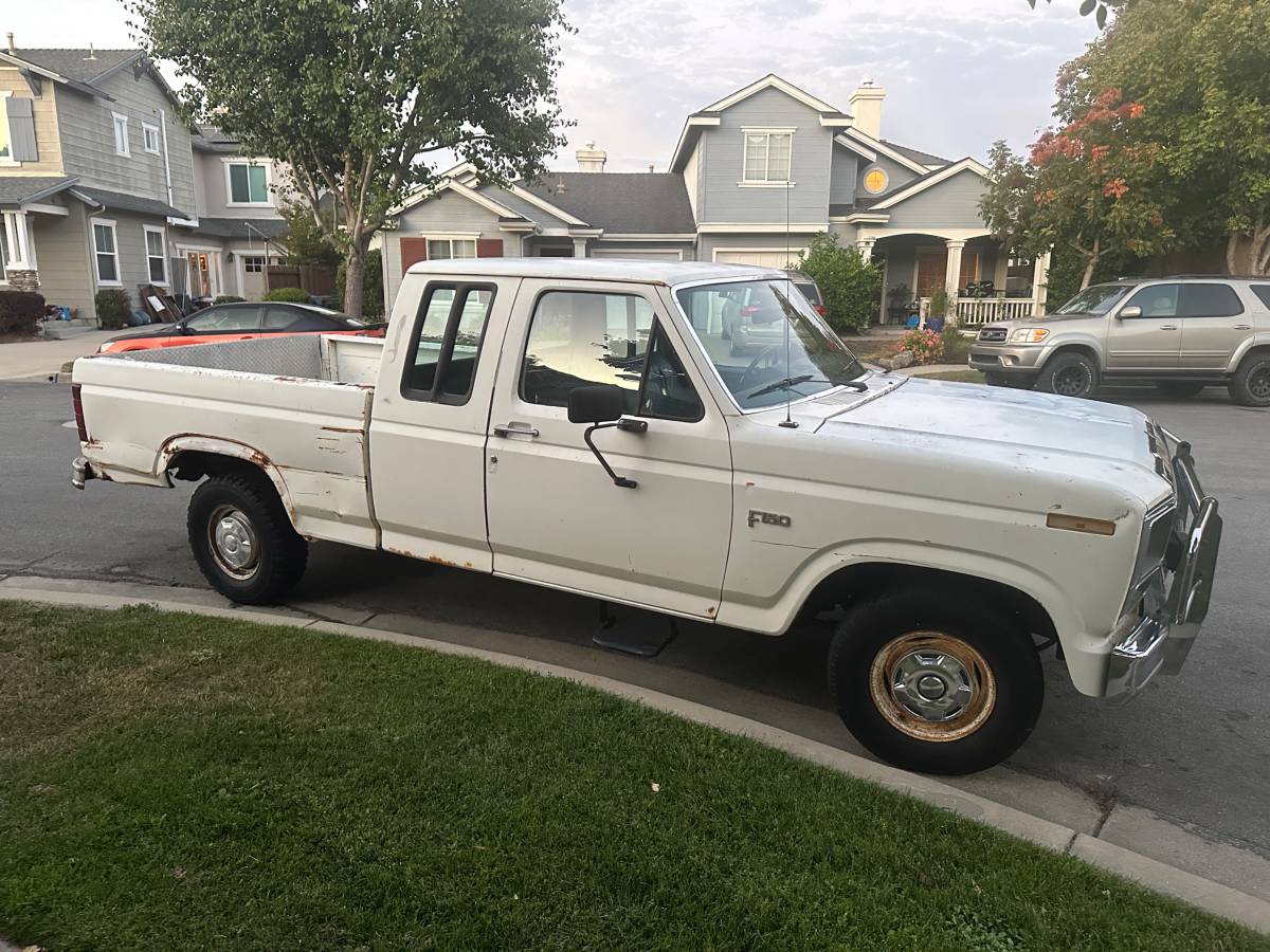 Ford-f-150-1984-white-2