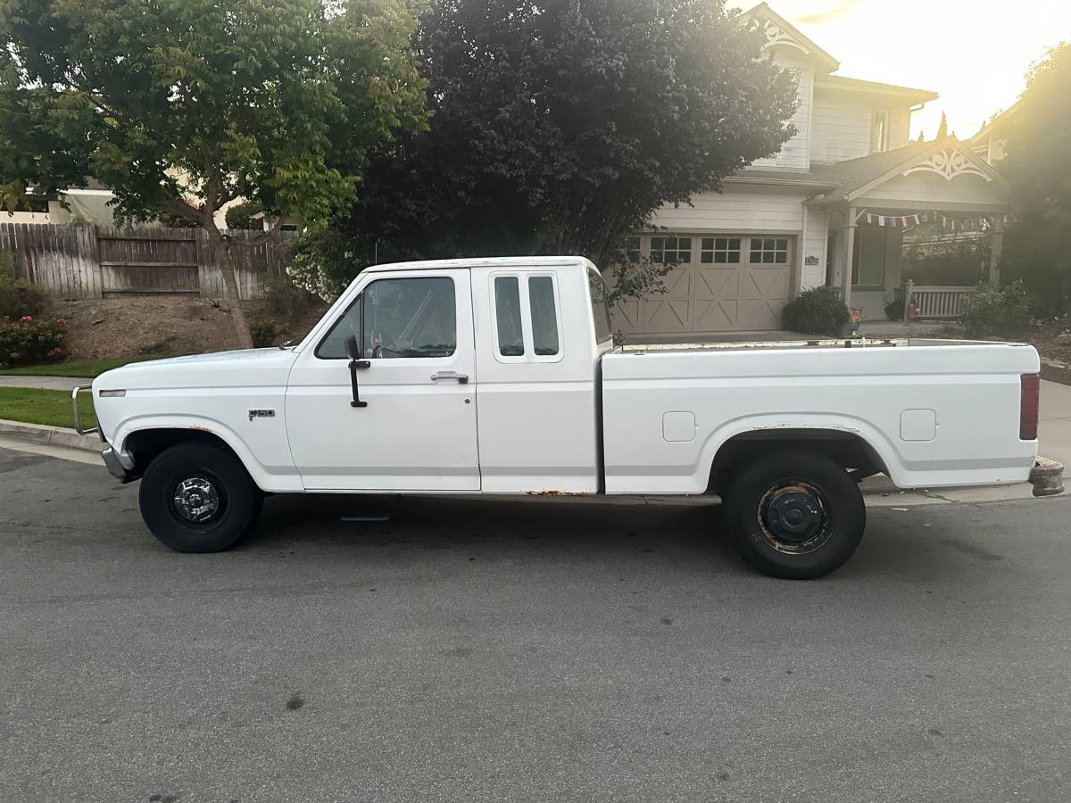 Ford-f-150-1984-white-3