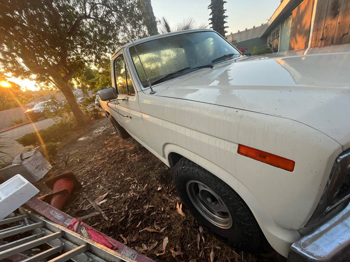 Ford-f-150-1986-white-2