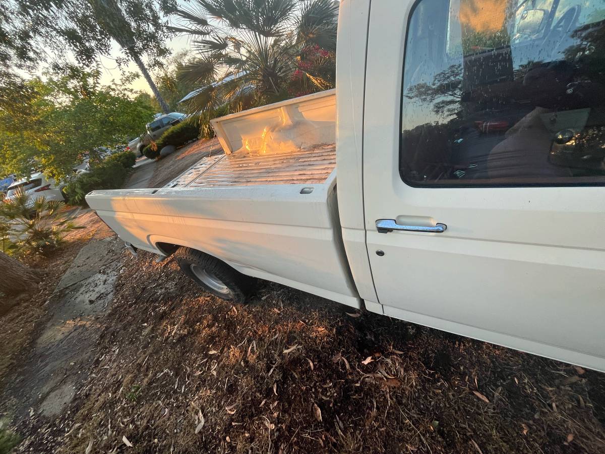 Ford-f-150-1986-white-3