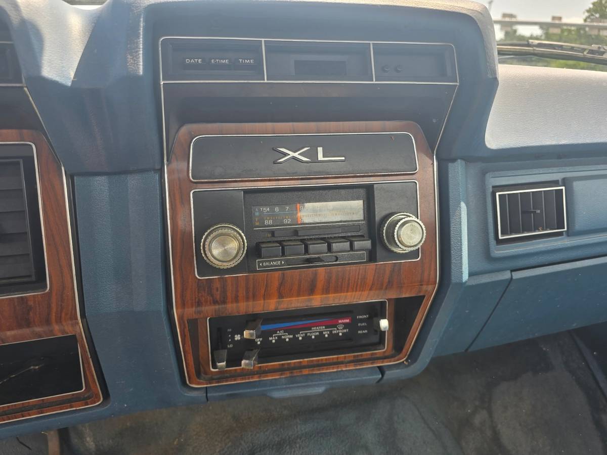 Ford-f-250-1983-white-2