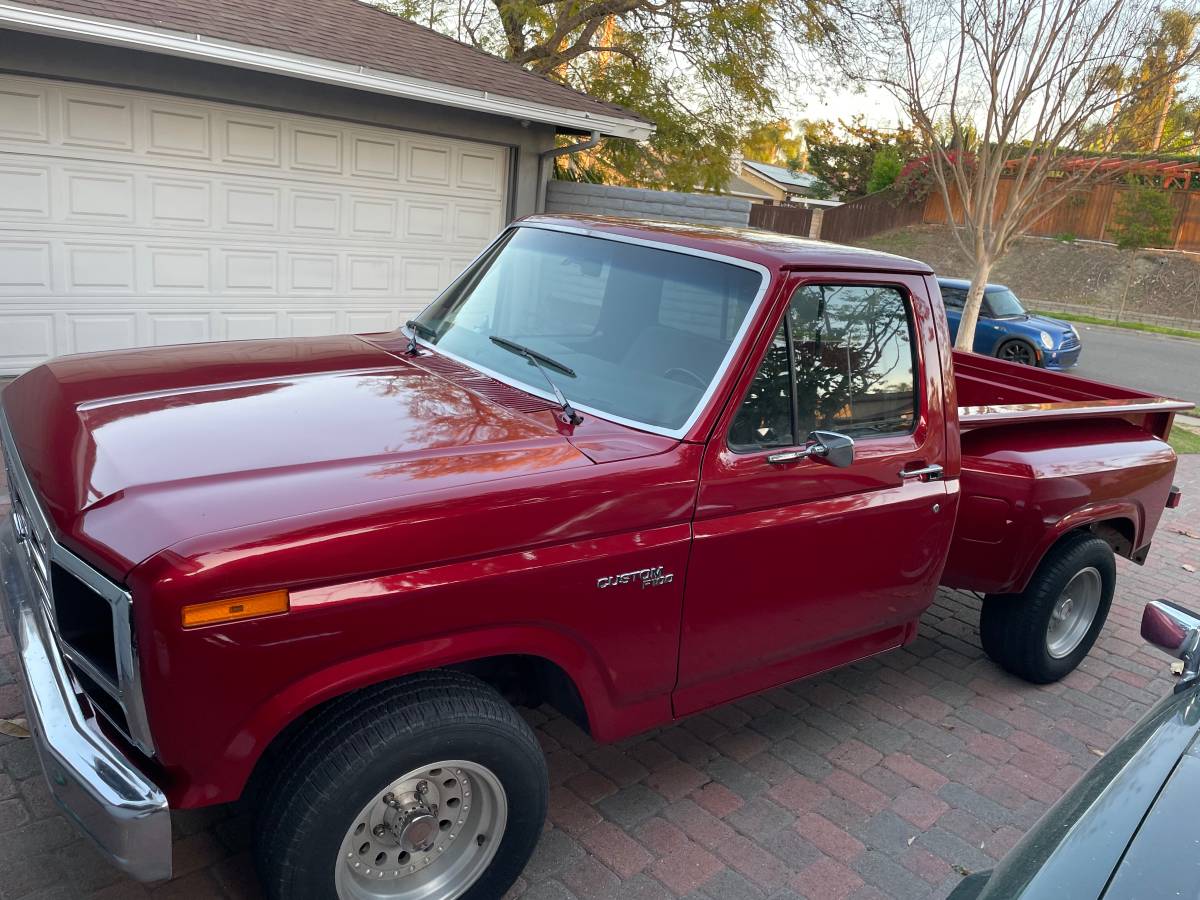 Ford-f100-custom-1980-red-3