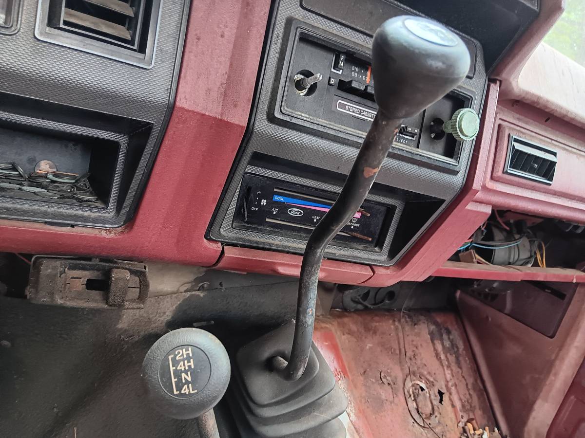 Ford-f150-4x4-1985-red-12
