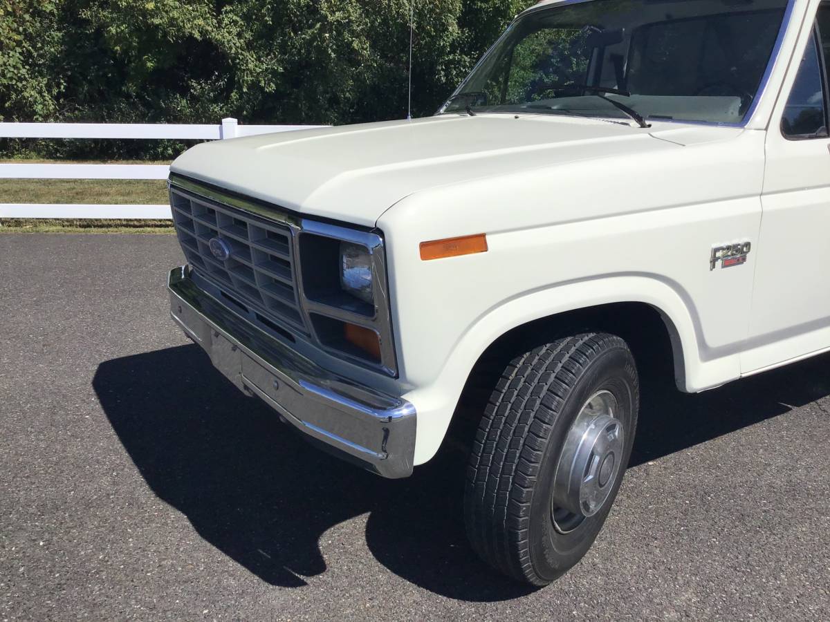 Ford-f250-1986-white-4