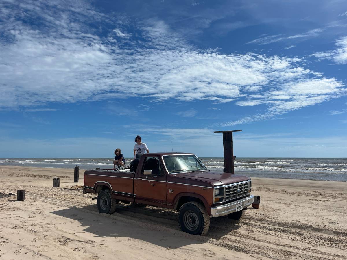 Ford-f250-4x4-diesel-1984-brown-3