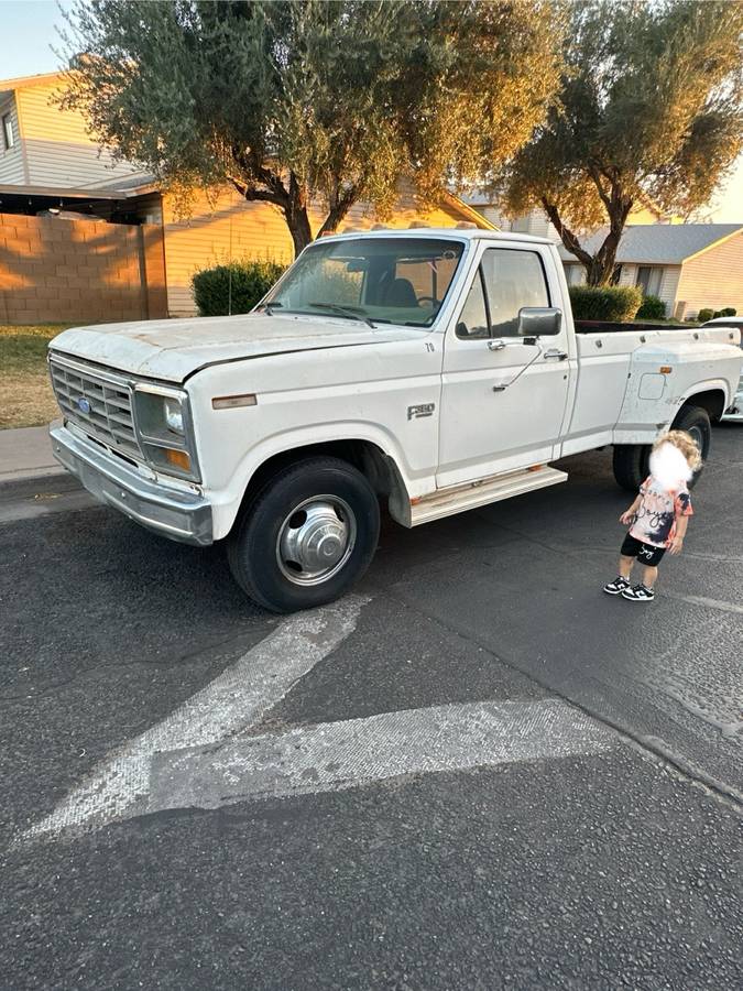 Ford-f350-diesel-1985-white-1
