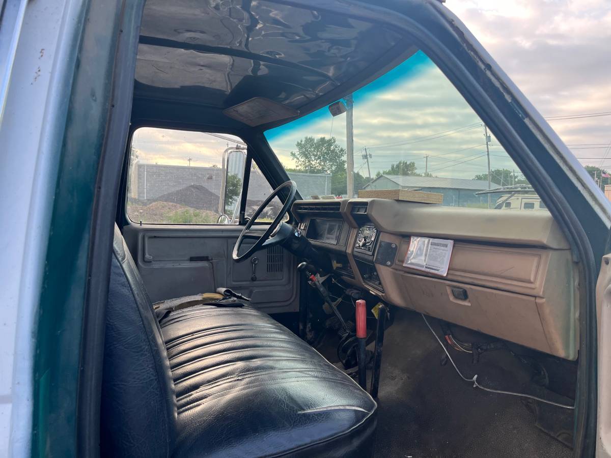 Ford-f600-1985-white-2