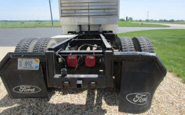 Ford-f850-diesel-1995-white-4