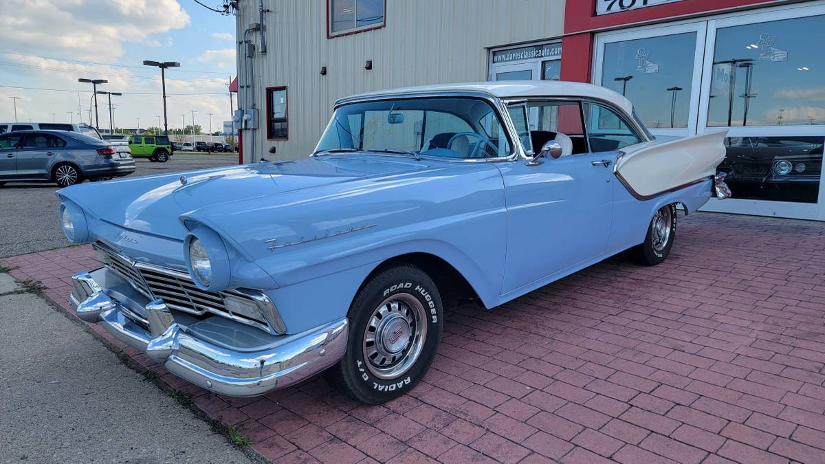 Ford-fairlane-1957