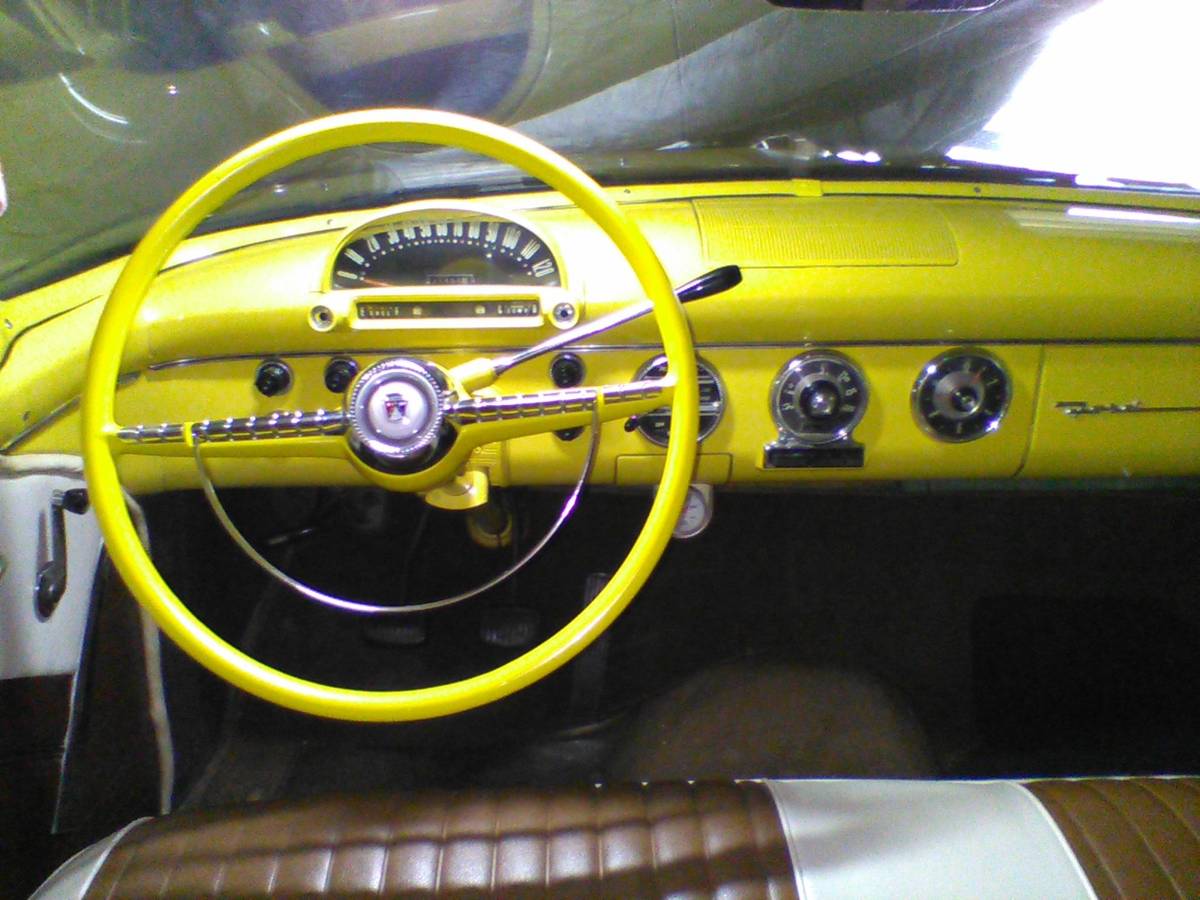 Ford-fairlane-town-sedan-1955-yellow-1