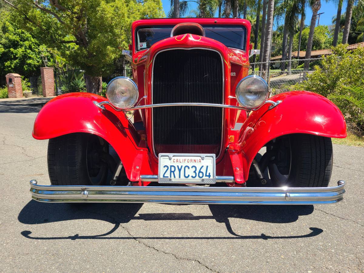 Ford-five-window-coupe-1932-red-15