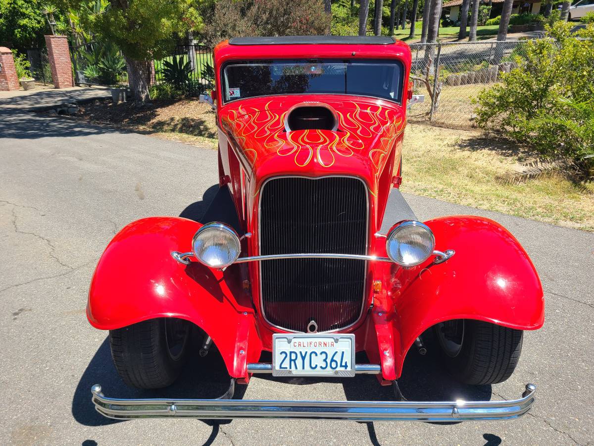 Ford-five-window-coupe-1932-red-18