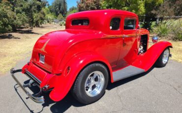 Ford-five-window-coupe-1932-red-2