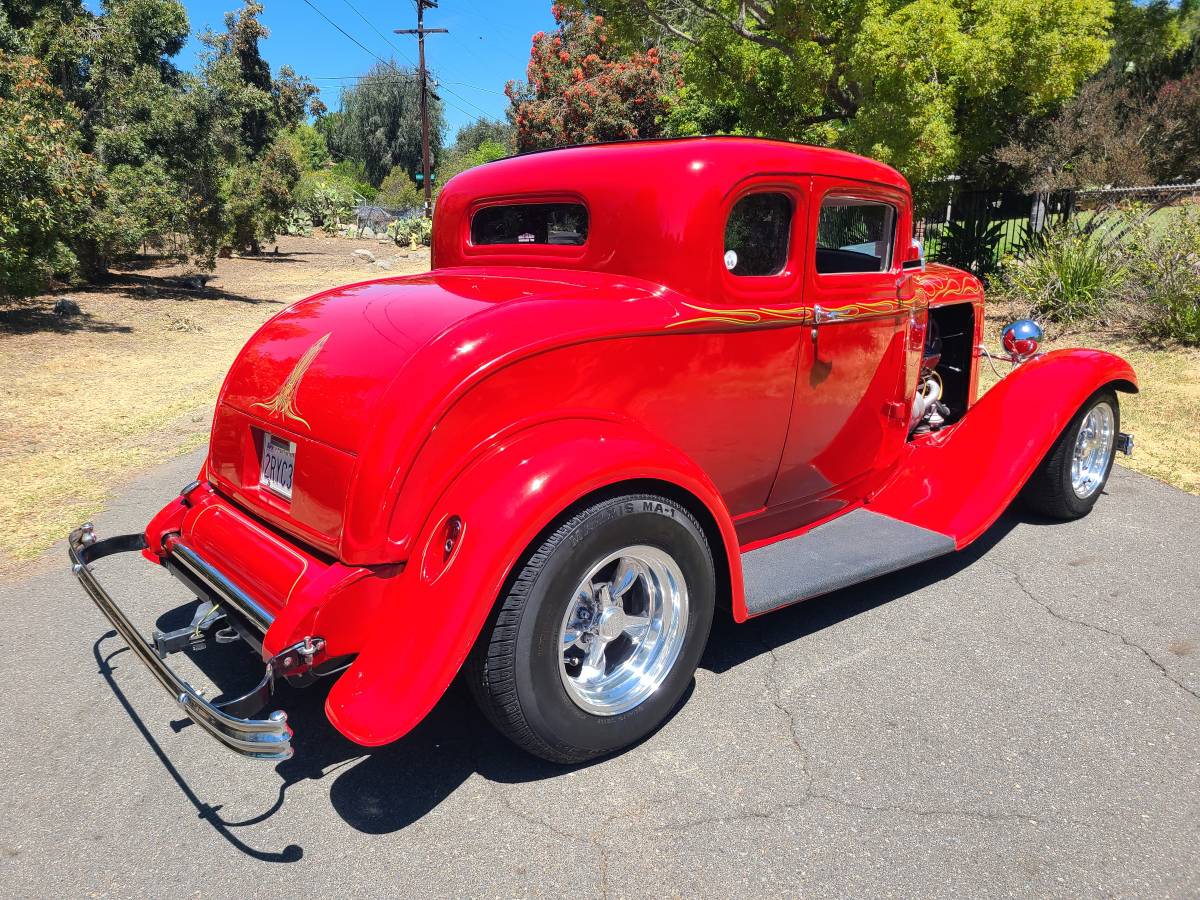 Ford-five-window-coupe-1932-red-2
