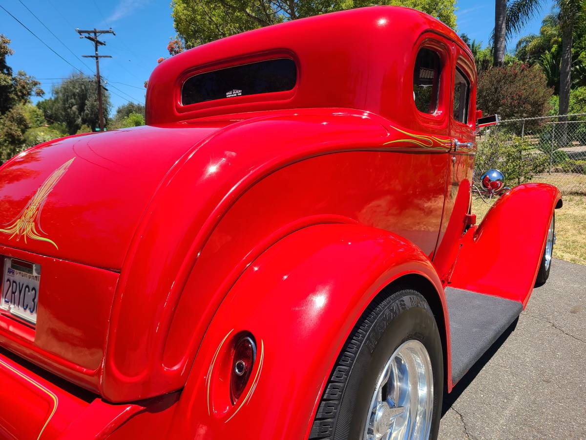 Ford-five-window-coupe-1932-red-3