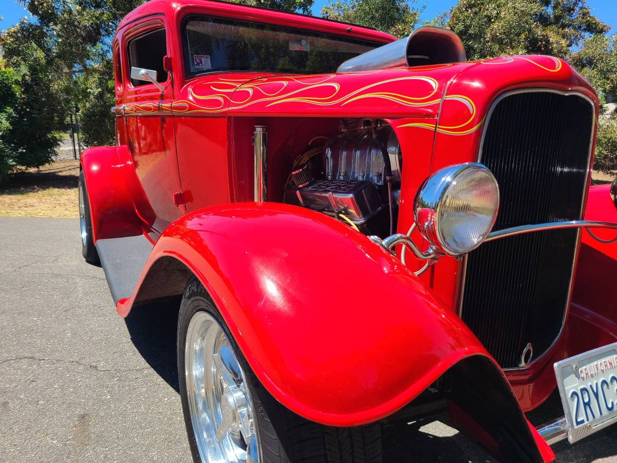 Ford-five-window-coupe-1932-red-4