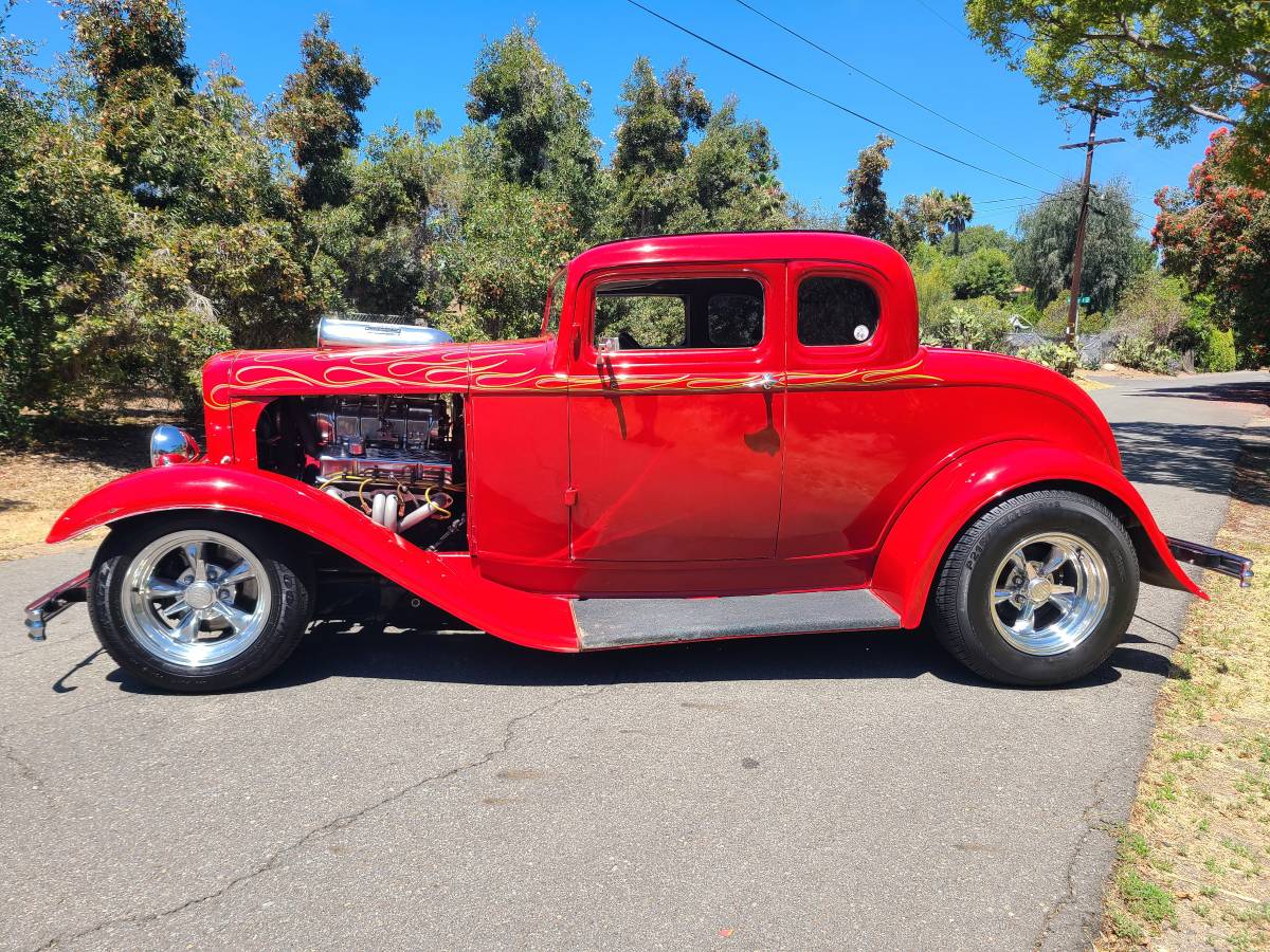 Ford-five-window-coupe-1932-red-7
